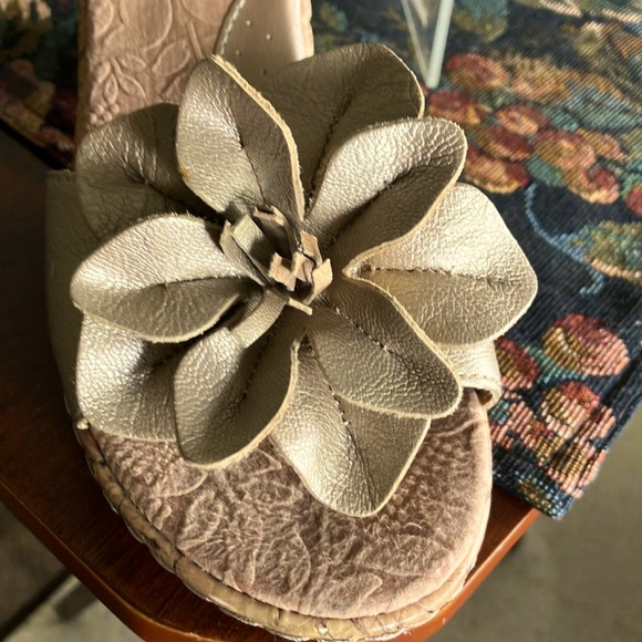 BORN champagne, leather sling back sandals - Picture 2 of 10